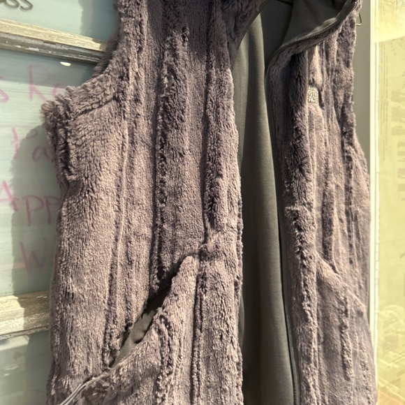 North Face Cozy Faux Fur Vest - Picture 4 of 6
